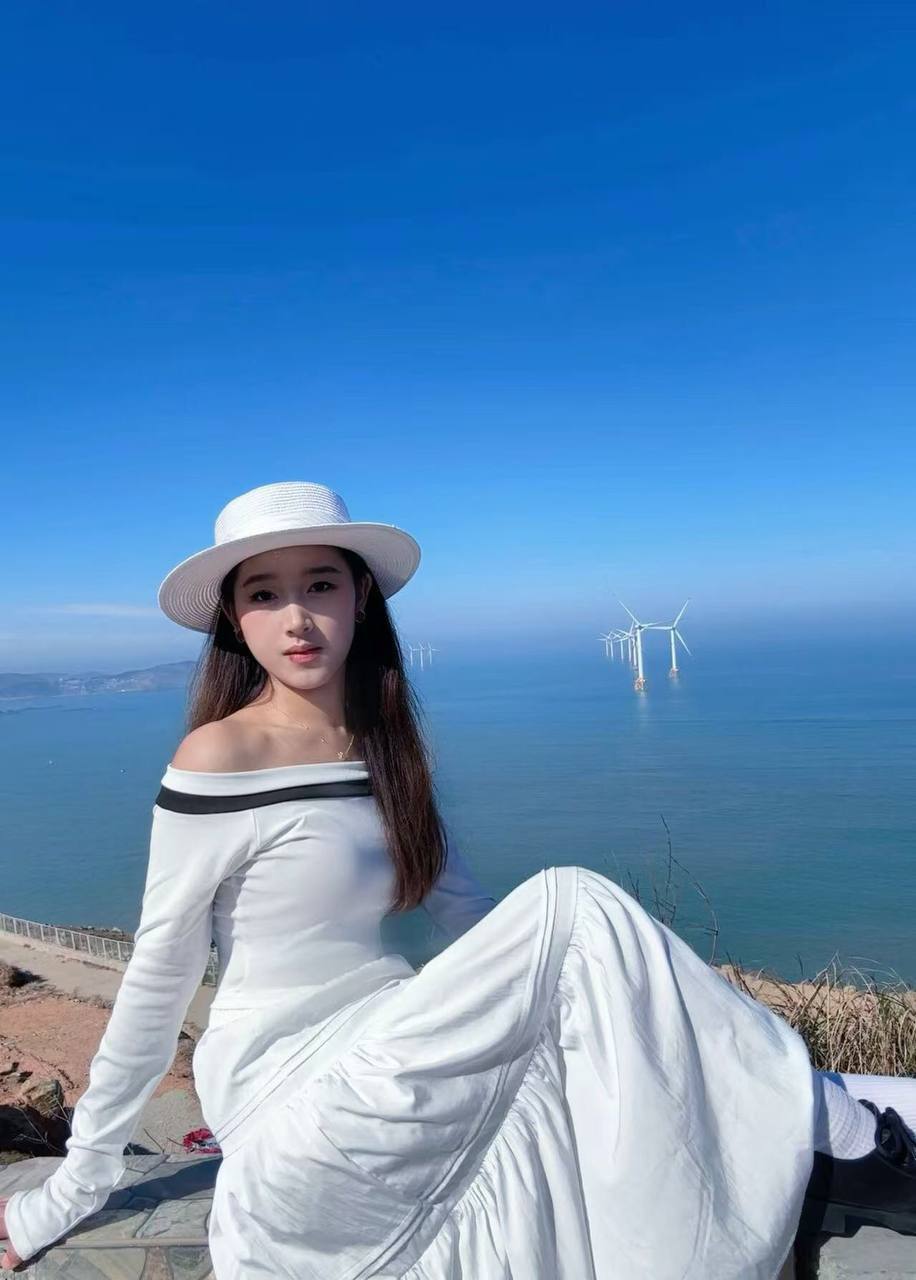 甜心约会隐私保护主题配图：成年人在私人空间里安静地看着手机，屏幕内容不外露