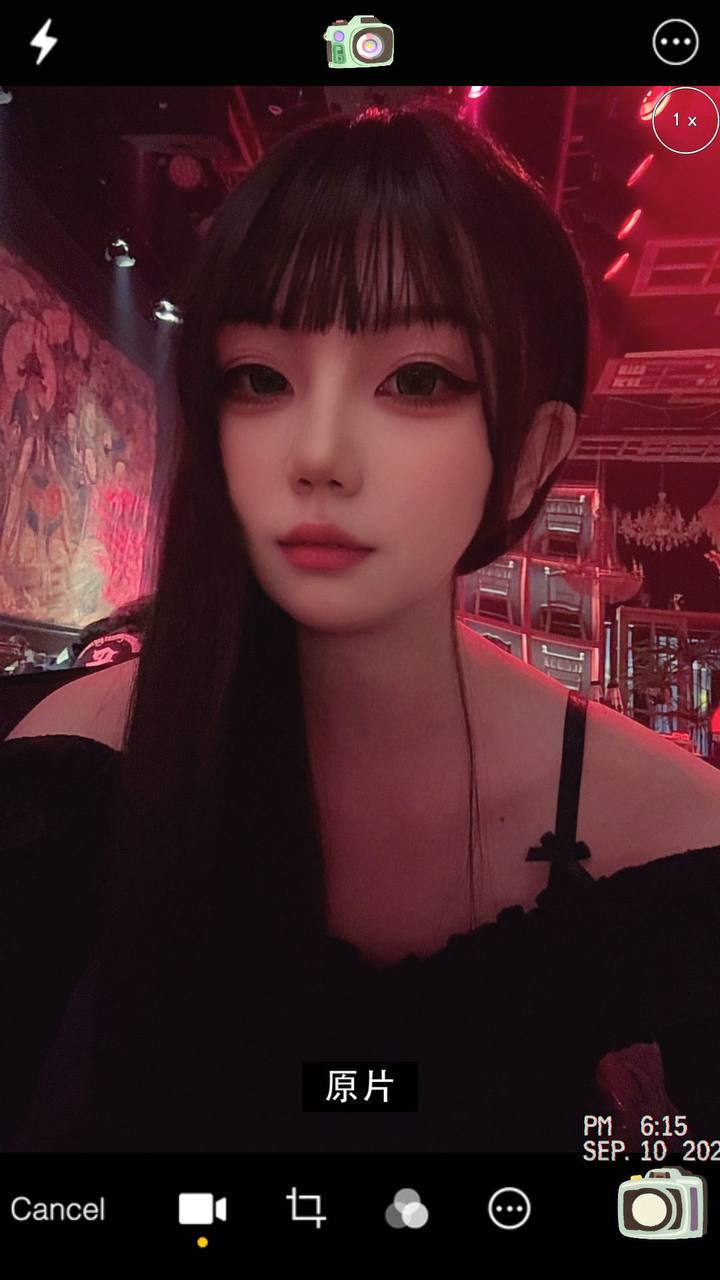 两位成年人在安静的餐桌旁坦诚沟通约会期待